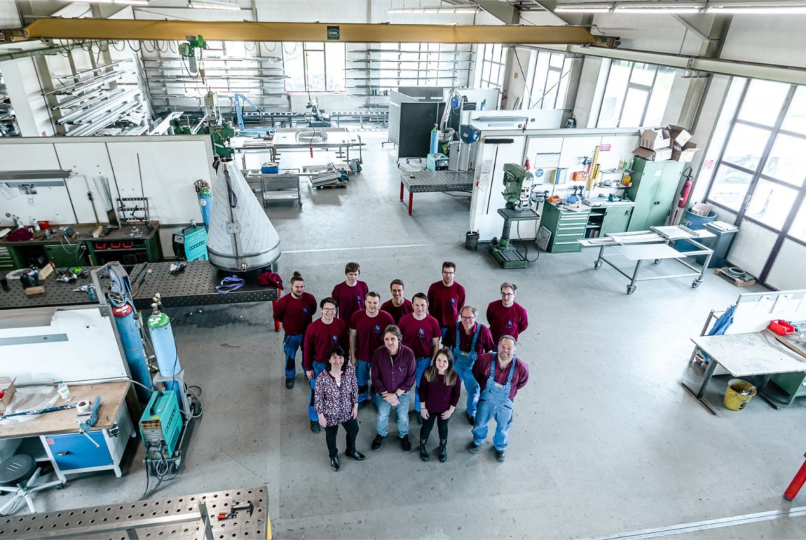 Das Team von A.Spiel in der Produktionshalle